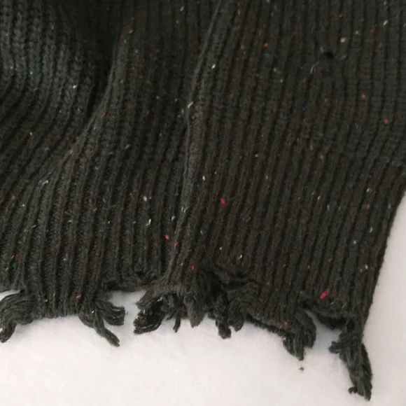 👀NWT! Distressed sweater, tagged as M but more like L/XL. Dark green.See pics. - Picture 3 of 13